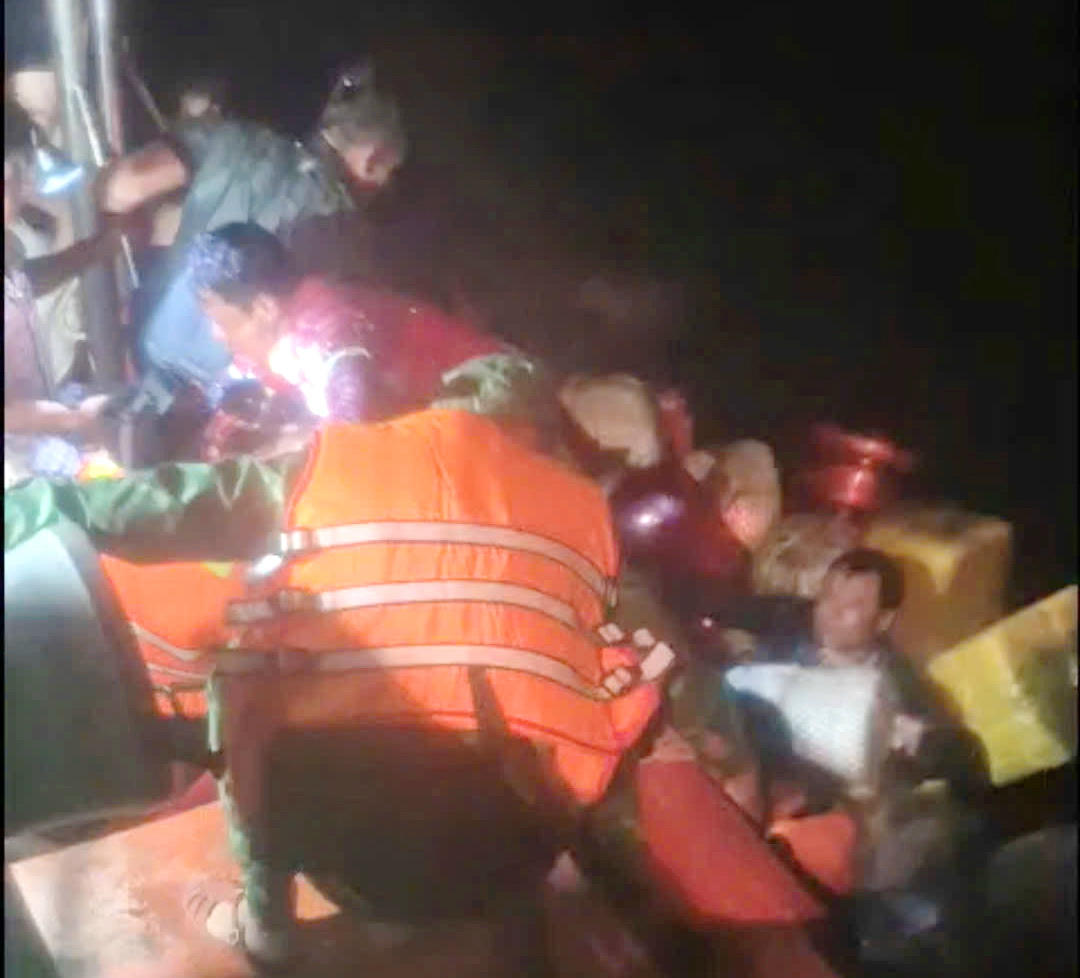 Thuyền viên gặp nạn được đưa lên tàu an toàn.