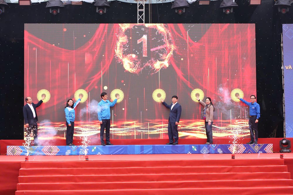 Các đại biểu thực hiện nghi thức khởi động Đề án Tuổi trẻ Việt Nam đồng hành với thanh thiếu nhi vùng biên giới giai đoạn 2025 - 2030