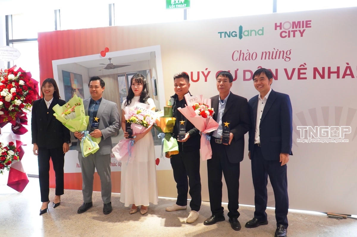 Đại diện chủ đầu tư tặng kỷ niệm chương cho các nhà thầu.