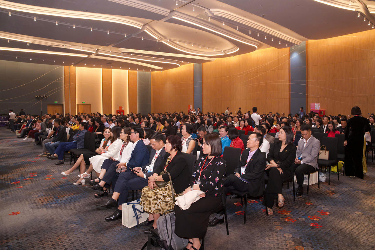 Hội nghị diễn ra tại Khu Du lịch Quốc tế Đồi Rồng – Dragon Ocean Đồ Sơn thu hút hơn 1.000 đại biểu, khách mời tham dự với 100 hãng lữ hành quốc tế, 450 doanh nghiệp, hãng lữ hành Việt Nam.