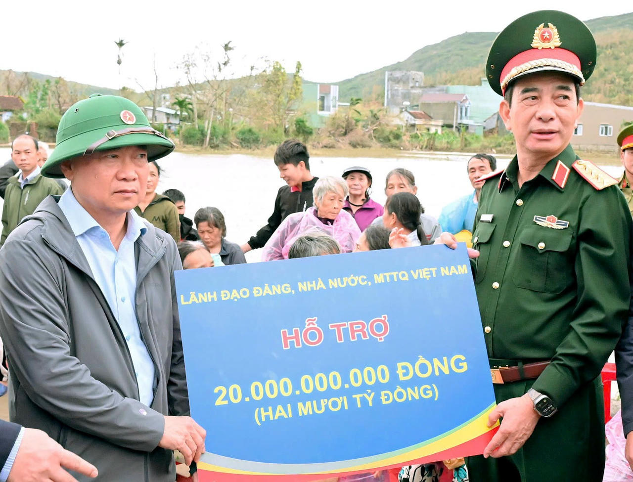 Ngày 22/11, Đại tướng Phan Văn Giang trao số tiền 20 tỷ đồng từ nguồn vận động của Ban Vận động cứu trợ Trung ương tới nhân dân tỉnh Gia Lai. Ảnh: mattran.org.vn