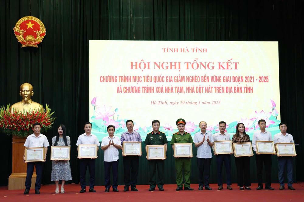 Hà Tĩnh&nbsp;vinh danh tập thể, cá nhân có thành tích xuất sắc trong phong trào “Vì người nghèo – Không để ai bị bỏ lại phía sau".