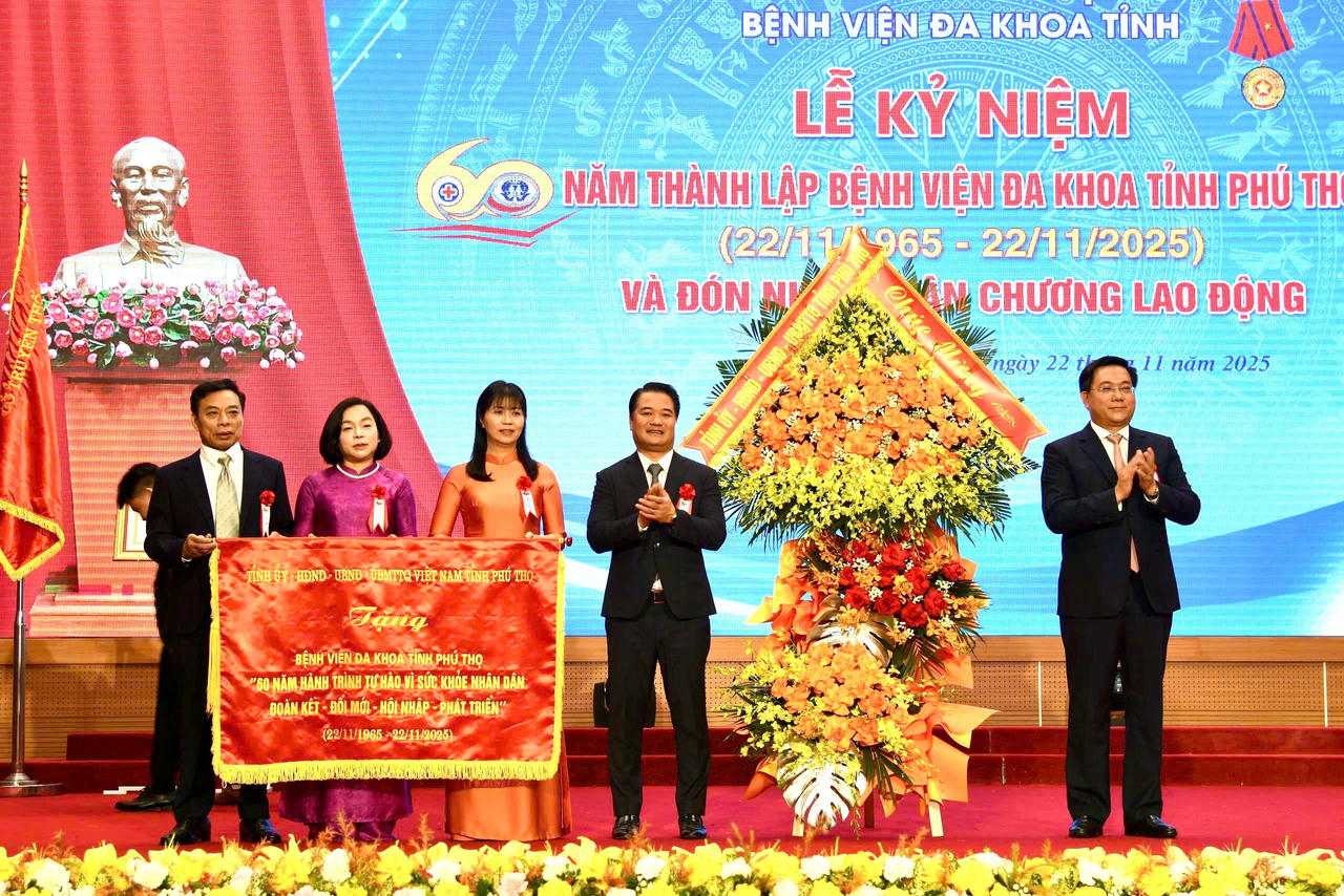 Các tập thể, cá nhân nhận bằng khen của Chủ tịch UBND tỉnh. Ảnh: Ngọc Phúc