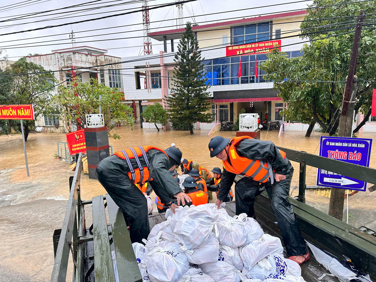 Cán bộ, chiến sỹ Trung đoàn 910 sát cánh giúp người dân vượt lũ