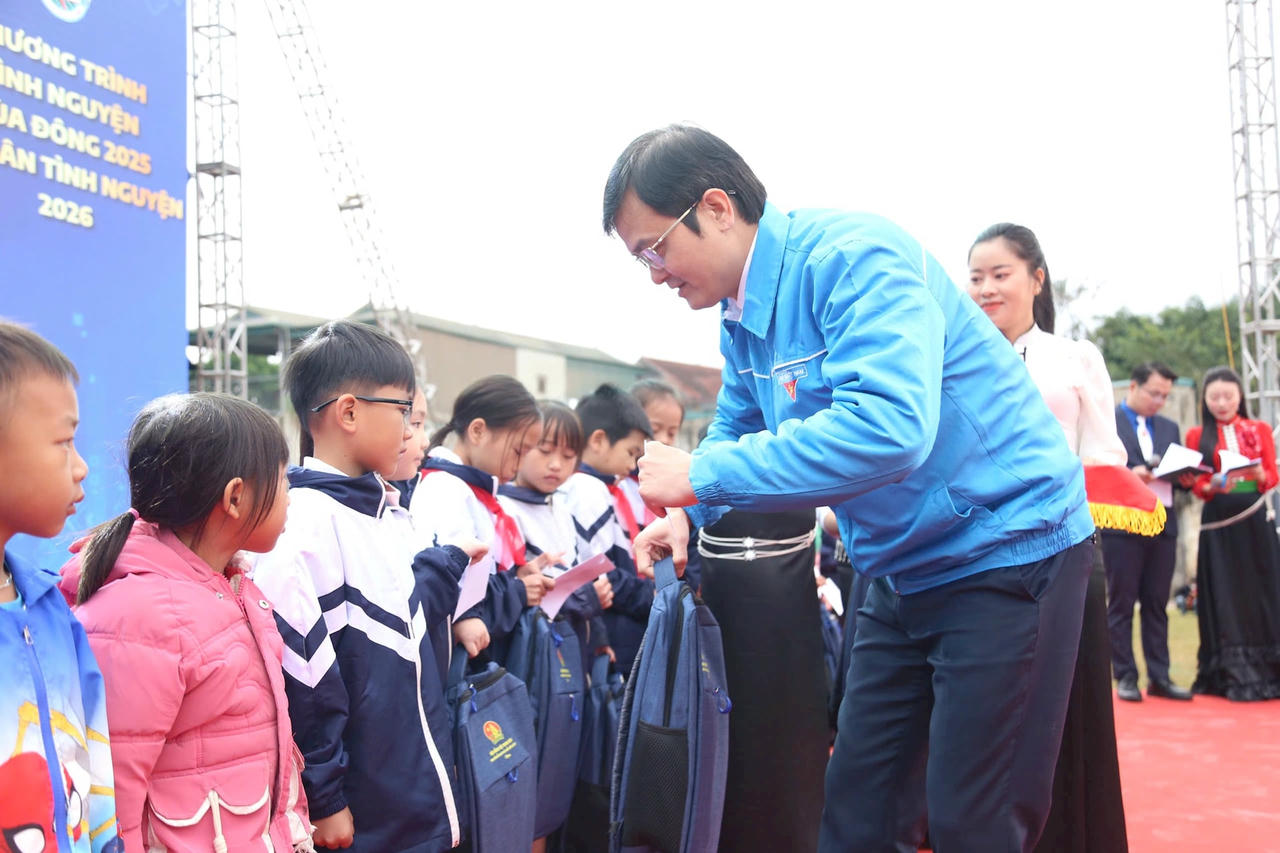 Tuổi trẻ Việt Nam đồng hành với thanh thiếu nhi nơi phên dậu Tổ quốc