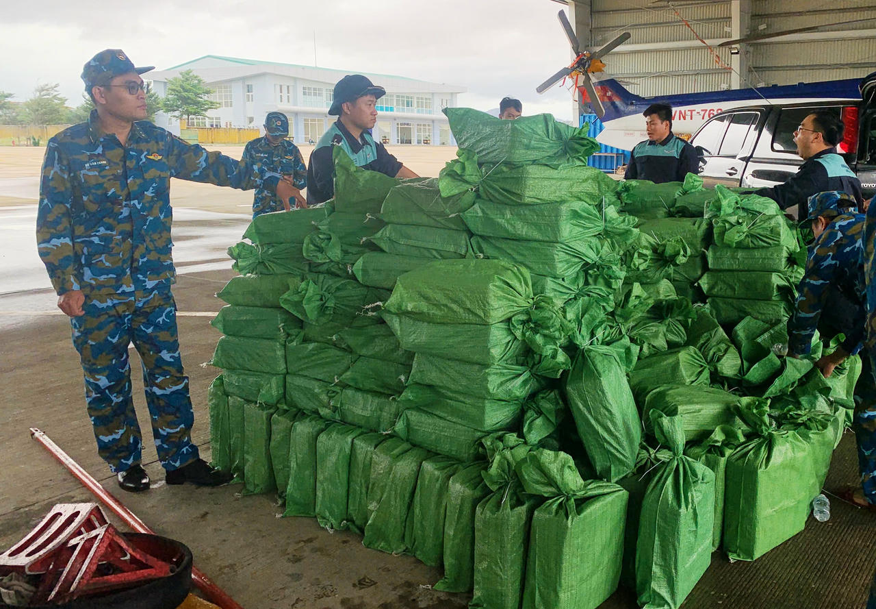  3 tấn hàng hóa gồm lương khô, bánh, sữa, nước uống, áo phao và các nhu yếu phẩm thiết yếu sẵn sàng đến các xã Tuy An Đông, Tuy An Tây (tỉnh Đắk Lắk).. 