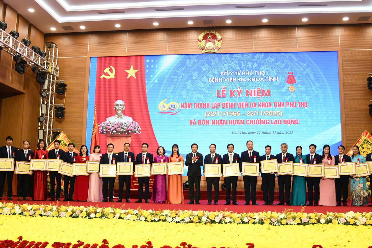 Ông Phan Trọng Tấn, Phó Chủ tịch UBND tỉnh Phú Thọ tặng bằng khen cho các cá nhân có thành tích xuất sắc. Ảnh: Ngọc Phúc