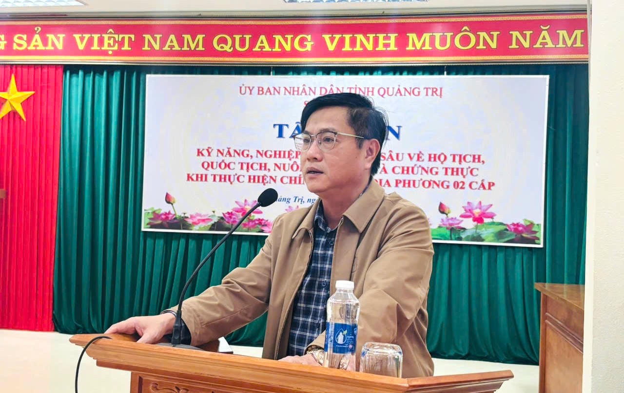 Ông Trần Hữu Dân - Phó Giám đóc Sở Tư pháp phát biểu tại lớp tập huấn.