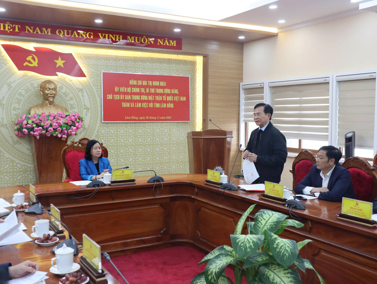 Chủ tịch Lâm Đồng Hồ Văn Mười báo cáo với Đoàn công tác.