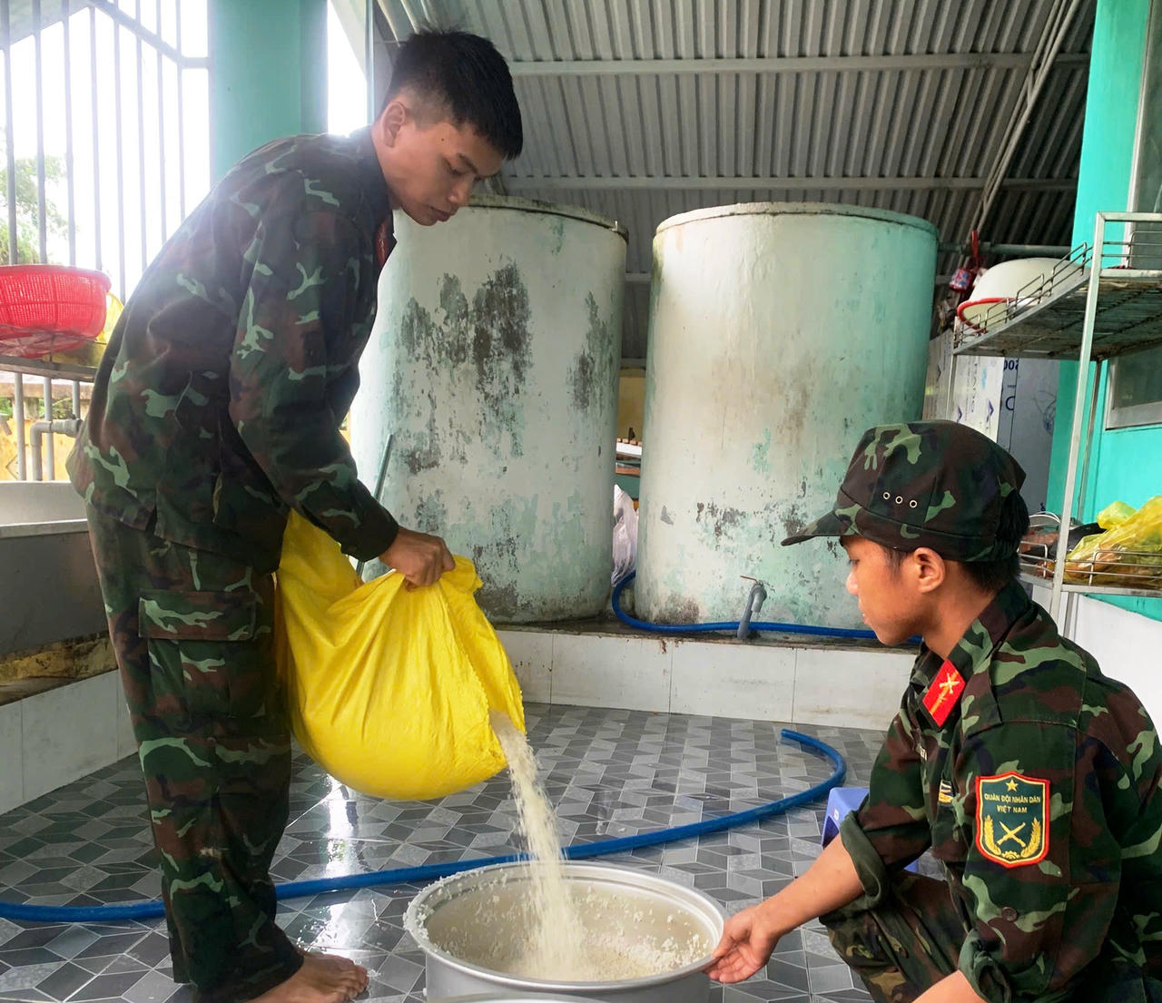 Bếp ăn của bộ đội đồng loạt đỏ lửa, chạy đua với thời gian để đưa hàng nghìn suất cơm nóng đến bà con vùng lụt.