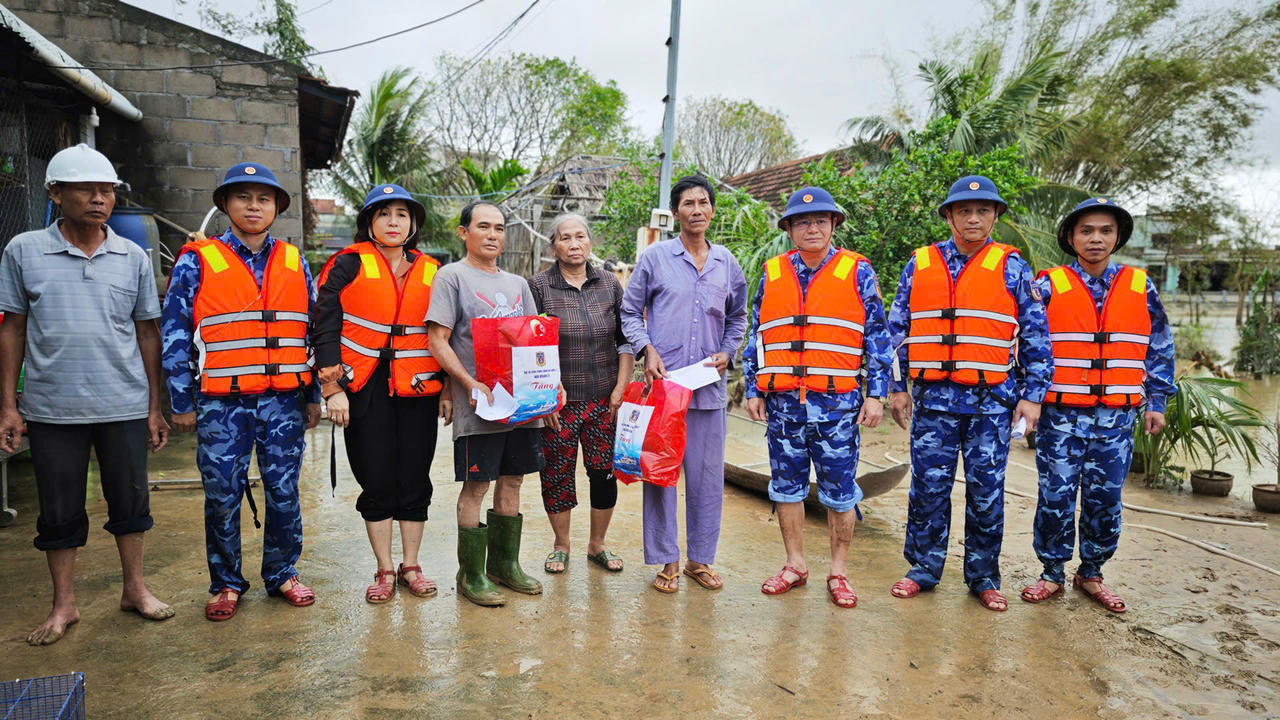 Đại tá Lê Huy - Chính ủy Vùng Cảnh sát biển 2 cùng đoàn công tác đến thăm, tặng quà hỗ trợ nhân dân xã Tuy Phước, tỉnh Gia Lai