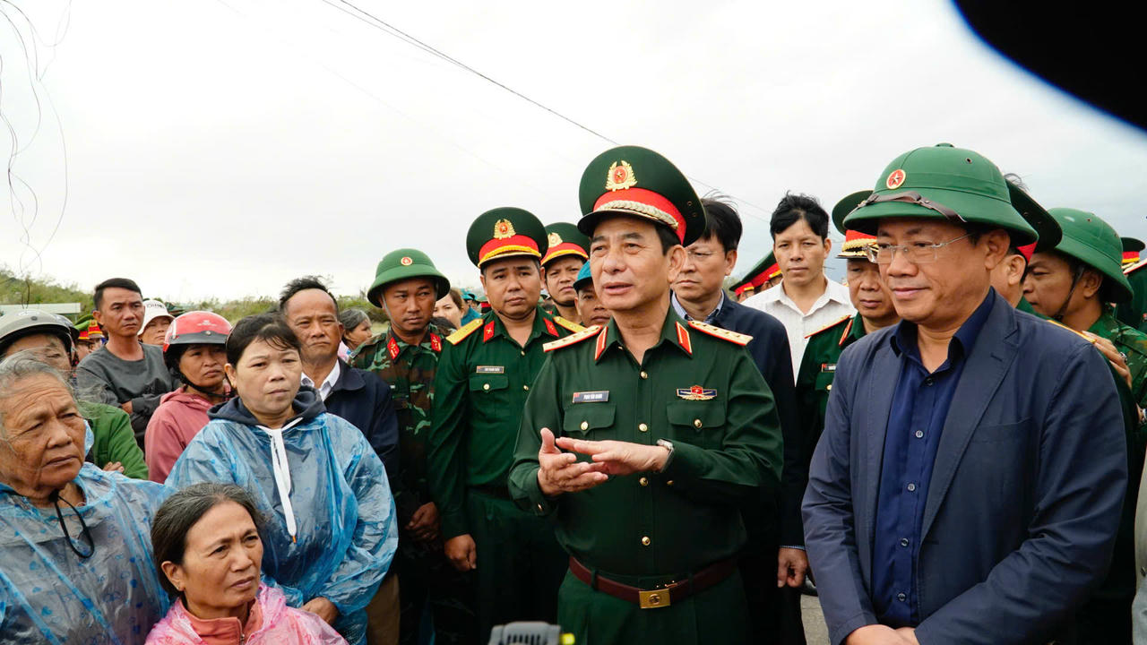 Đại tướng Phan Văn Giang chia sẻ khó khăn với bà con thôn Huỳnh Mai (xã Tuy Phước).