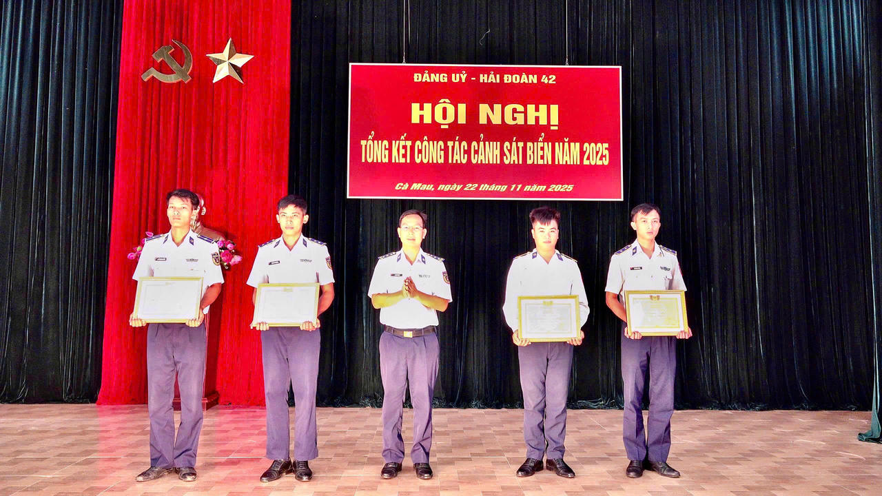 Thượng tá Lê Đức Tuấn, Hải đoàn trưởng, Hải đoàn 42 tặng giấy khen cho các tập thể có thành tích nổi bật.