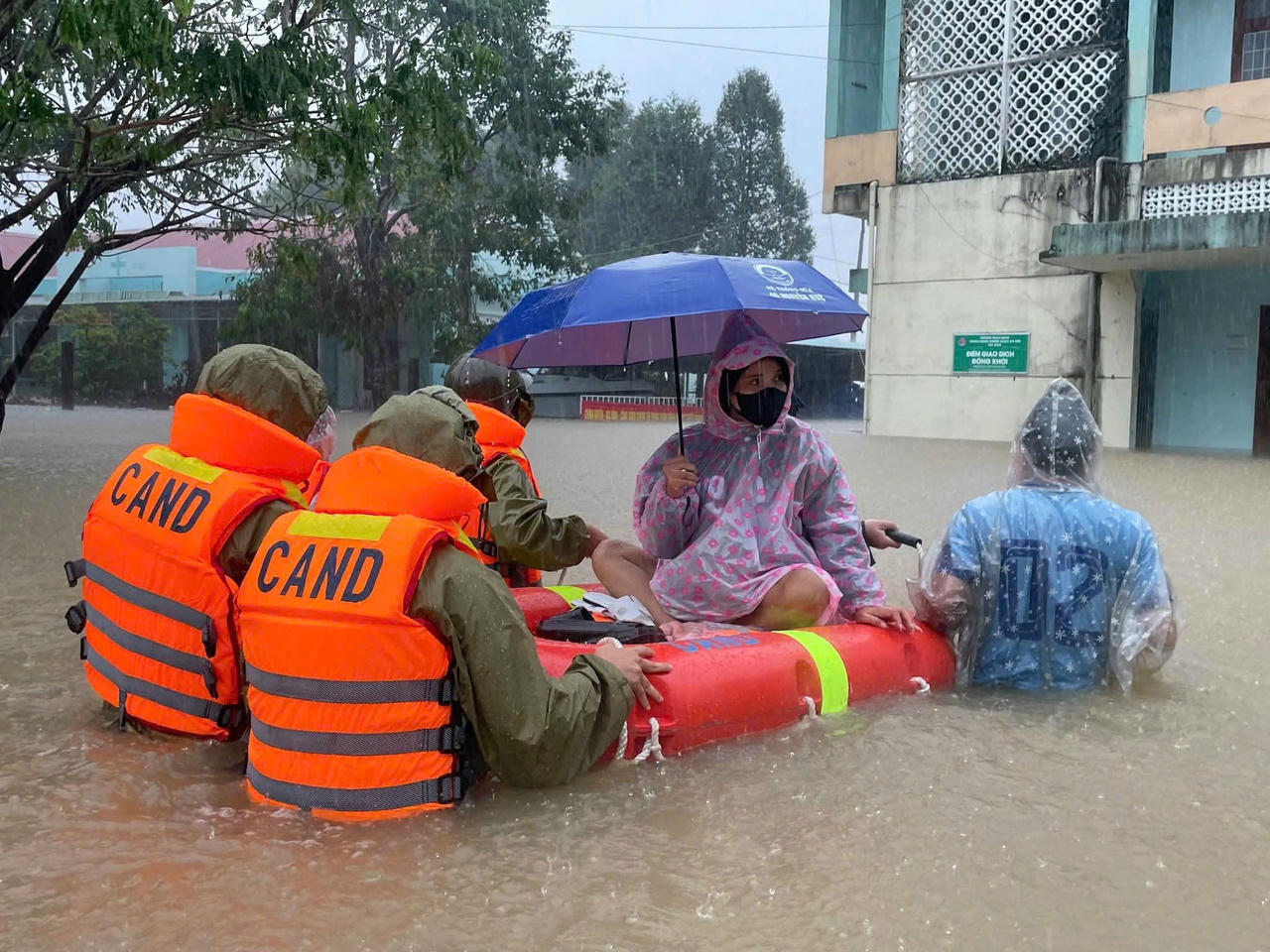 Các lực lượng chức năng Đắk Lắk vẫn đang nỗ lực cứu dân trong lũ