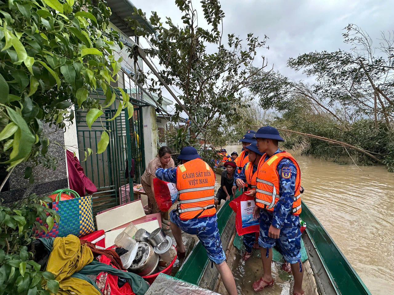 Cán bộ, chiến sĩ Vùng Cảnh sát biển 2 nhanh chóng tiếp cận, hỗ trợ người dân xã Tuy Phước kịp thời.