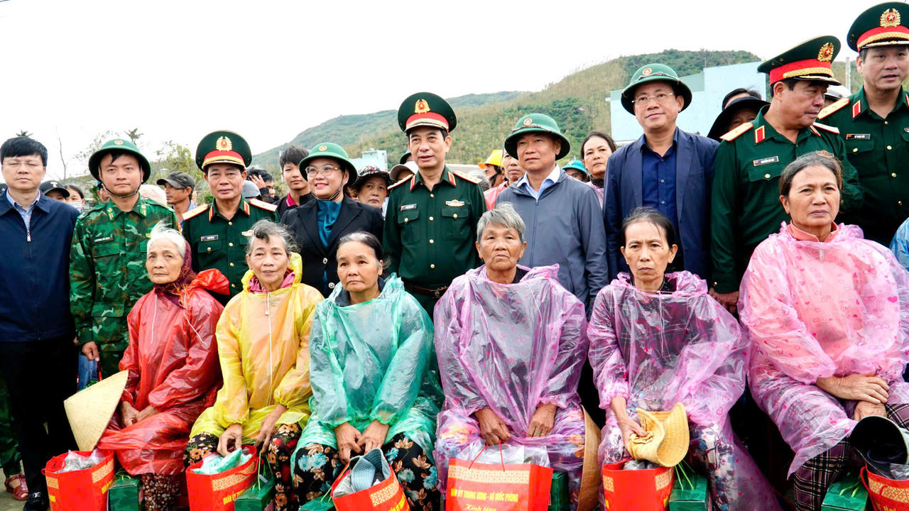 Đại tướng Phan Văn Giang ân cần thăm hỏi và tặng quà cho người dân bị thiệt hại do bão lũ.