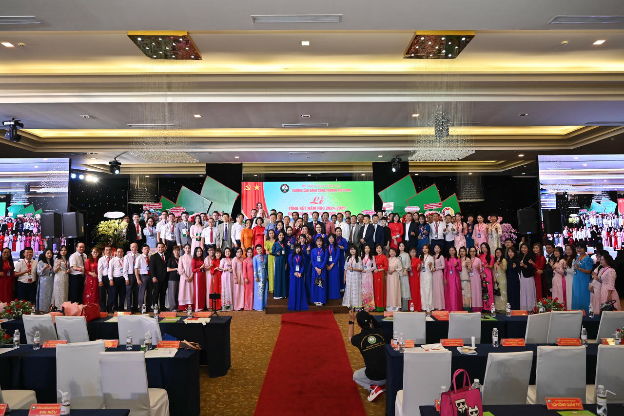 Tập thể cán bộ Trường Cao đẳng Công thương Việt Nam chụp hình lưu niệm 