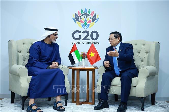 Thủ tướng Phạm Minh Chính gặp Hoàng Thái tử Abu Dhabi thuộc Các Tiểu vương quốc Ả Rập Thống nhất (UAE) Khaled bin Mohamed bin Zayed Al Nahyan. Ảnh: Dương Giang/TTXVN