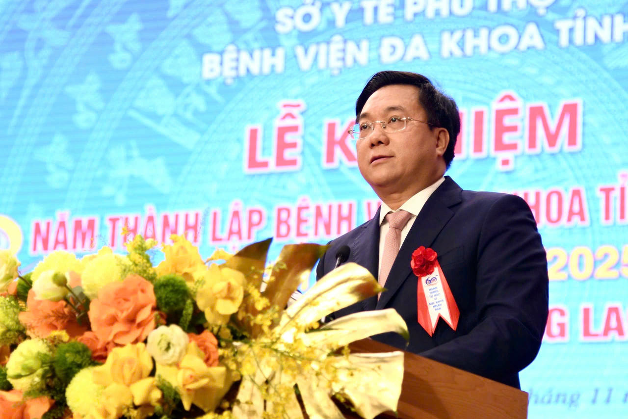 Chủ tịch UBND tỉnh Phú Thọ Trần Duy Đông đánh giá cao những kết quả đã đạt được của Bệnh viện Đa khoa tỉnh Phú Thọ. Ảnh: Ngọc Phúc