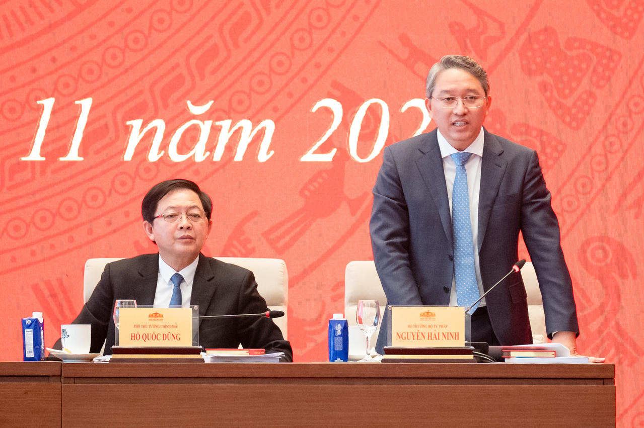 Bộ trưởng Bộ Tư pháp Nguyễn Hải Ninh điều hành phần thảo luận tại Diễn đàn.