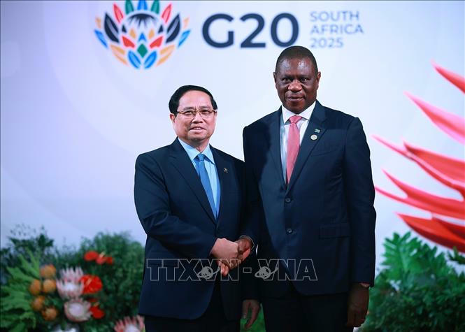 Phó Tổng thống Nam Phi Paul Mashatile đón Thủ tướng Phạm Minh Chính tham dự khai mạc Hội nghị Thượng đỉnh G20. Ảnh: Dương Giang/TTXVN