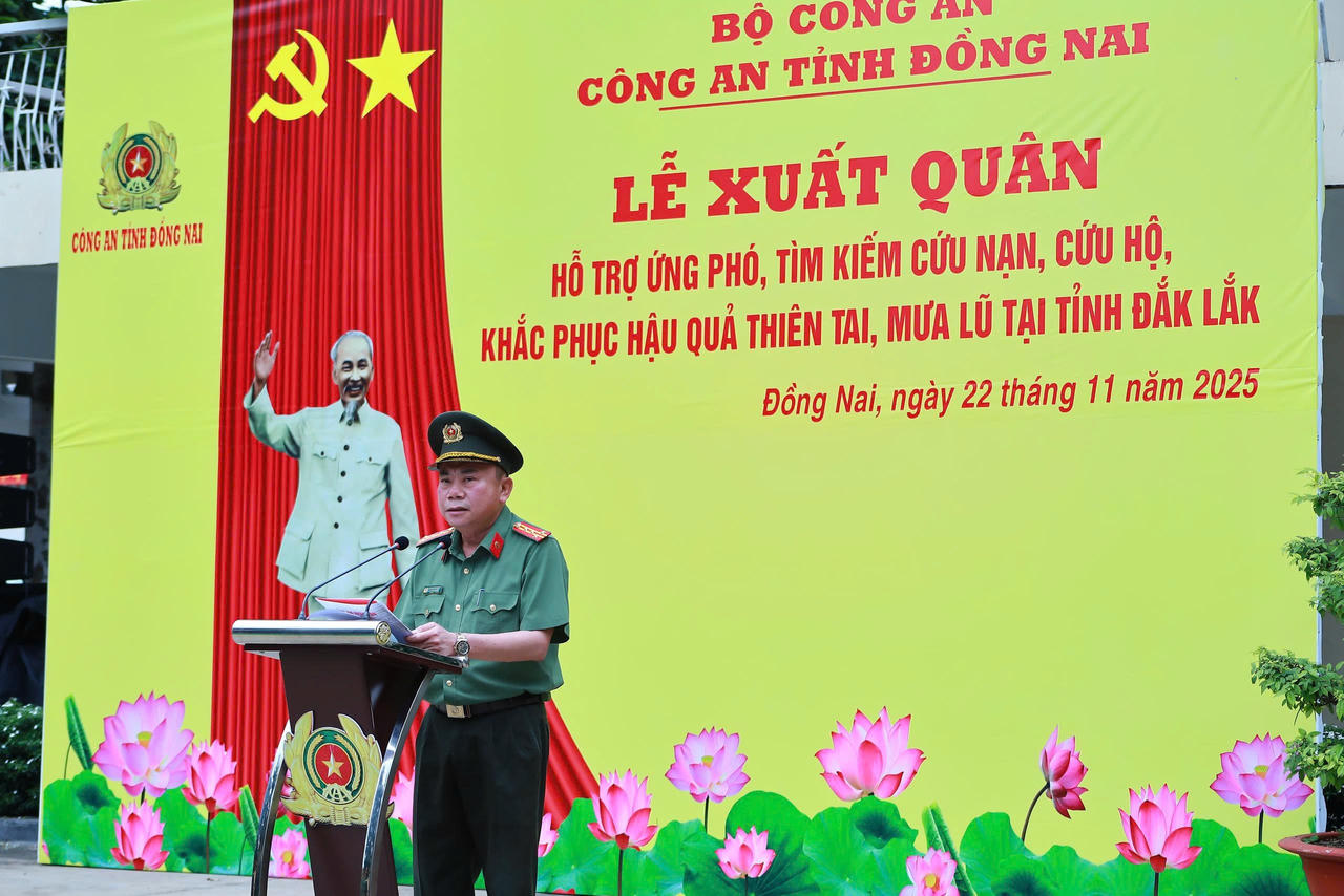 Đại tá Nguyễn Phương Đằng, Ủy viên Thường vụ Đảng ủy, Phó Giám đốc Công an tỉnh Đồng Nai phát biểu chỉ đạo và phát lệnh xuất quân.