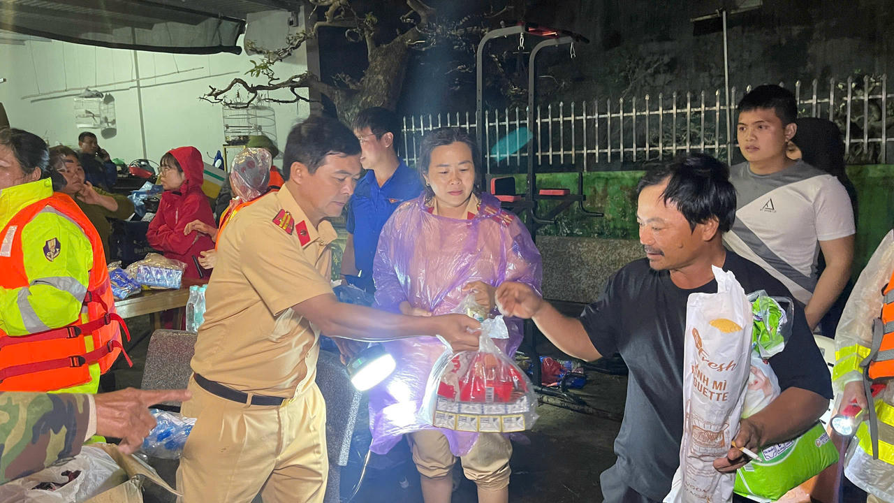 Lực lượng CSGT đã tích cực phối hợp, hỗ trợ đoàn của Tập đoàn Hoa Sen tiếp cận từng điểm ngập để trao quà cứu trợ đến bà con gặp khó khăn.