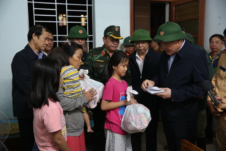 Nỗ lực cứu người dân vùng mưa lũ