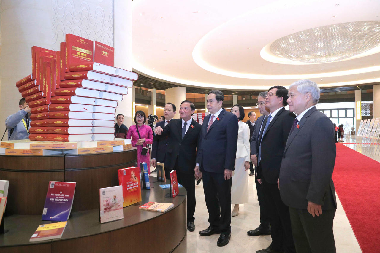 Các đại biểu tham quan triển lãm “Quốc hội Việt Nam   - Quá trình xây dựng và hoàn thiện hệ thống pháp luật”.