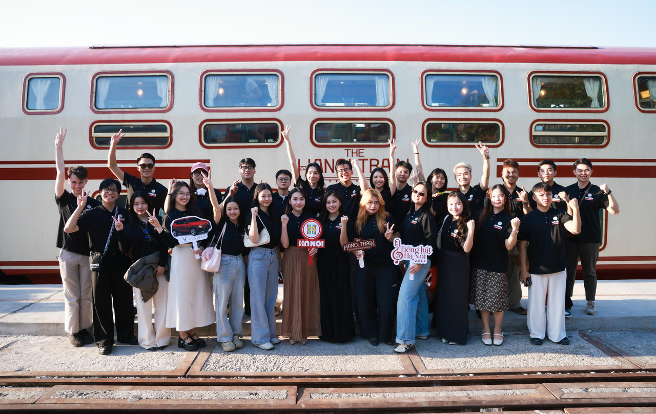 Các thí sinh với hành trình trải nghiệm không gian văn hóa di động trên đoàn tàu du lịch văn hoá “Hà Nội 5 Cửa Ô - The Hanoi Train (Ảnh: Thái Hằng)