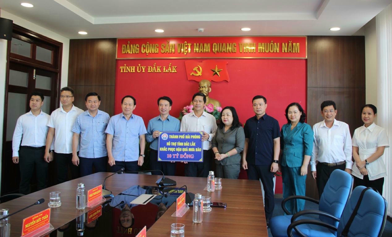 Chiều 14/11, Đoàn công tác của TP. Hải Phòng trao bản tượng trưng hỗ trợ 10 tỷ đồng giúp Đắk Lắk khắc phục hậu quả sau bão số 13.
