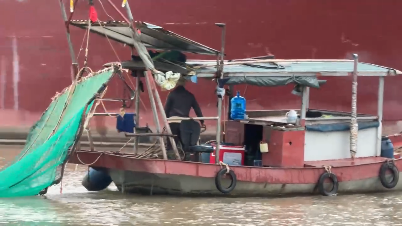 Xử lý nhiều trường hợp khai thác thủy sản bằng điện trên sông Cấm