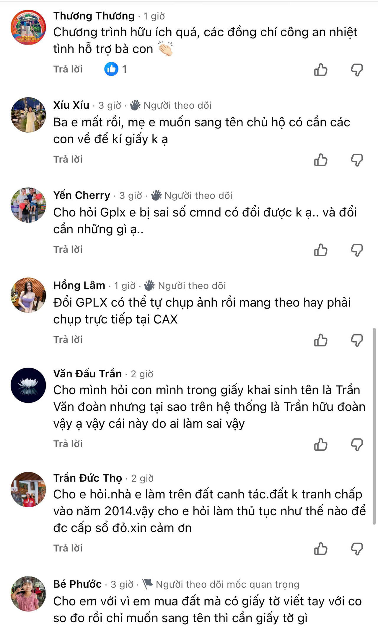 Người dân tương tác, đặt câu hỏi trực tiếp cho lực lượng Công an xã Sen Ngư trong buổi livestream giải đáp thủ tục hành chính.