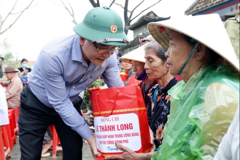 Phó Thủ tướng Lê Thành Long thăm hỏi, tặng quà, động viên người dân. Ảnh: VGP