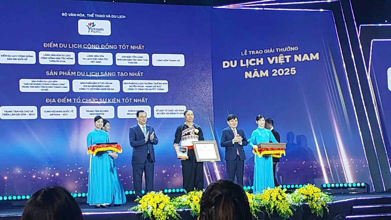 Trưởng bản Sin Suối Hồ (đứng giữa) đại diện nhận danh hiệu điểm du lịch cộng đồng tốt nhất.