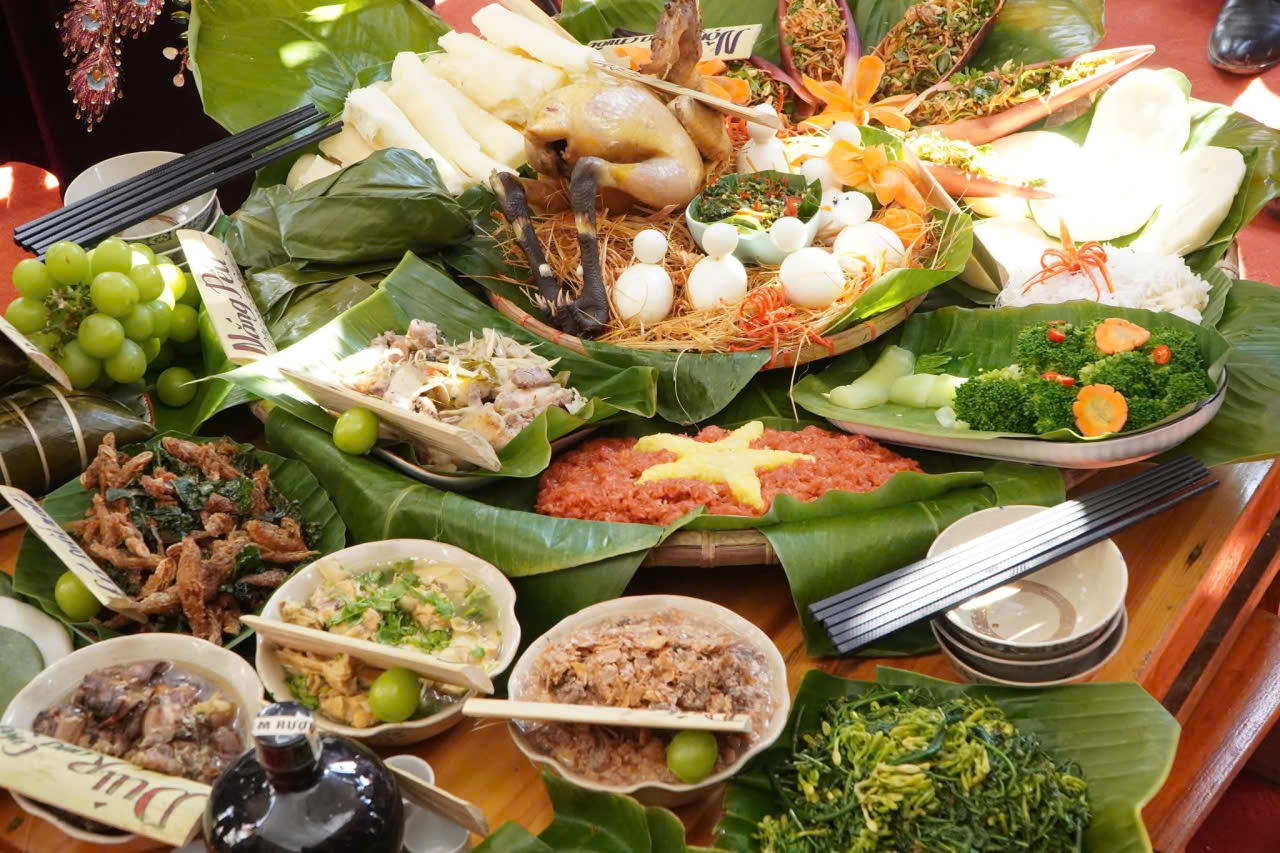 Không chỉ chú trọng chất lượng ẩm thực, các đội còn sáng tạo trong cách trình bày, kết hợp thổ cẩm, tre nứa và sản vật địa phương