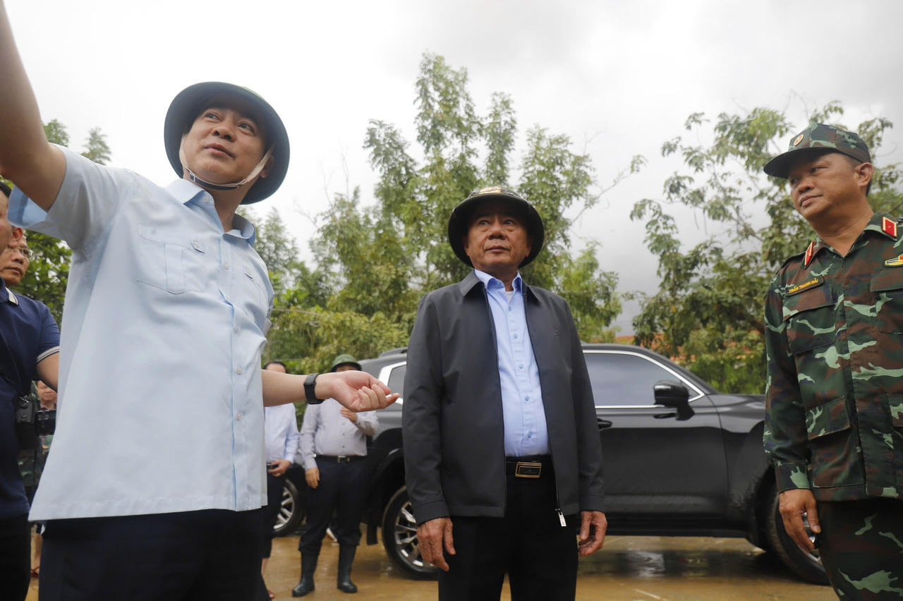 Bí thư Khánh Hòa Nghiêm Xuân Thành (bên trái) báo cáo nhanh tình hình thiệt hại của địa phương với Thường trực Ban Bí thư Trần Cẩm Tú.