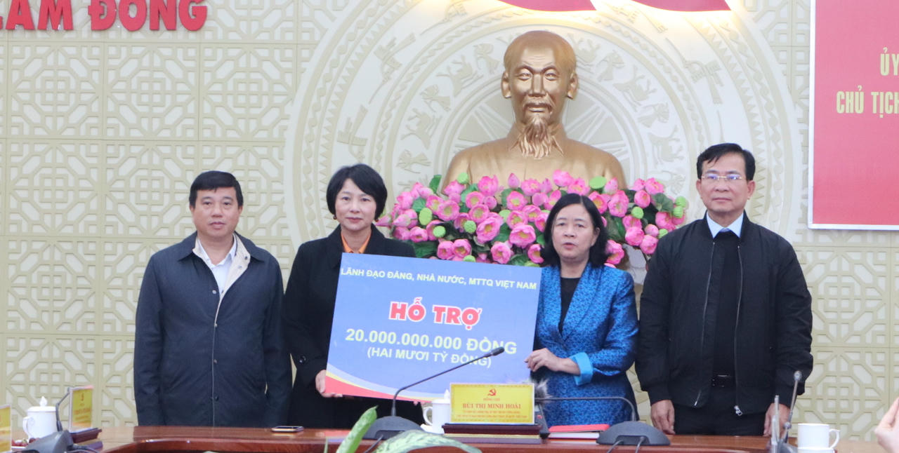 Bà Bùi Thị Minh Hoài - Ủy viên Bộ Chính trị, Chủ tịch Ủy ban Trung ương Mặt trận Tổ quốc Việt Nam đại diện lãnh đạo Đảng, Nhà nước, MTTQ Việt Nam tặng quà hỗ trợ Lâm Đồng khắc phục hậu quả thiên tai.