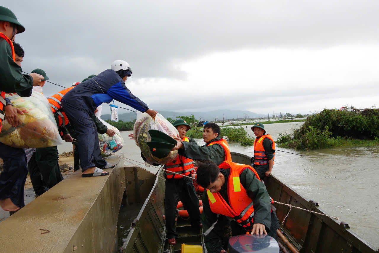 Bộ đội chuyển hàng cứu trợ đến thôn Phước Giang, xã Hòa Tâm, tỉnh Đắk Lắk, nơi bị cô lập suốt 3 ngày qua.