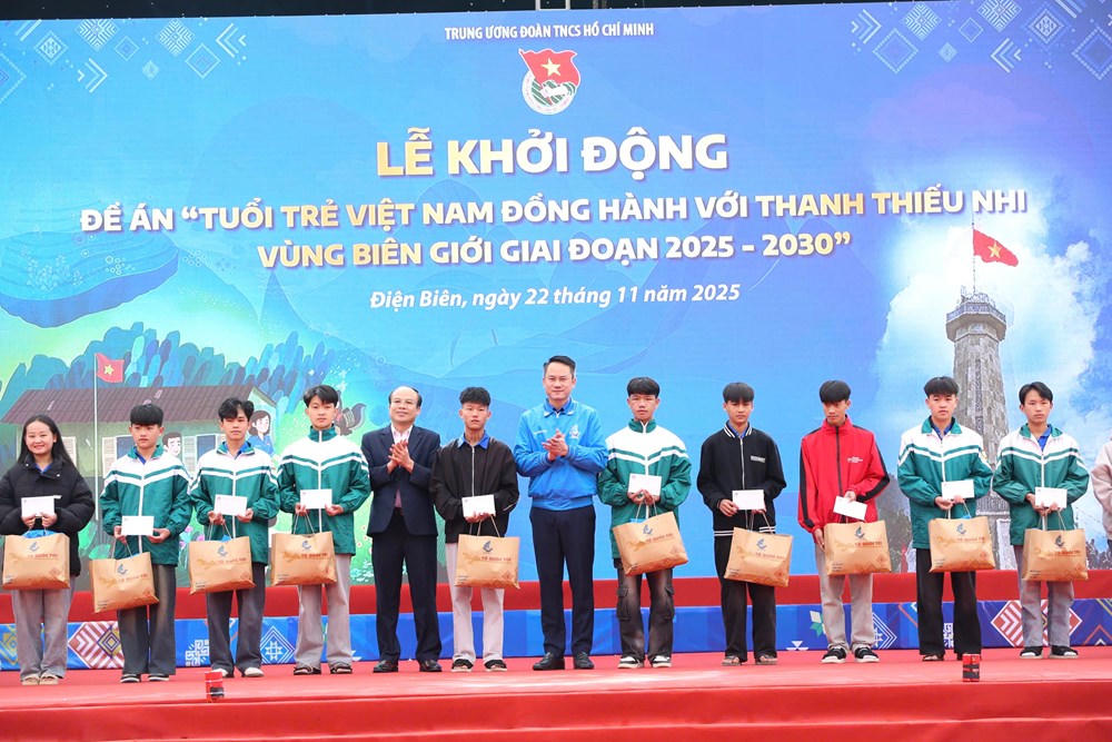 Các đại biểu tặng quà cho các em học sinh