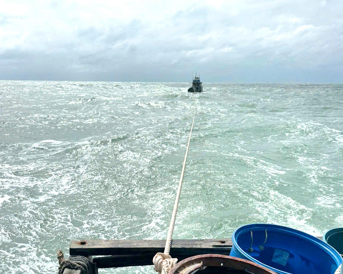 Tổ công tác Đồn Biên phòng Gành Hào lai dắt tàu gặp nạn vào bờ.