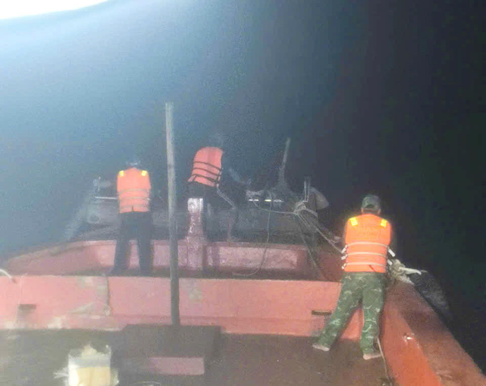 Tổ công tác Đồn Biên phòng Rạch Gốc cơ động ra biển.