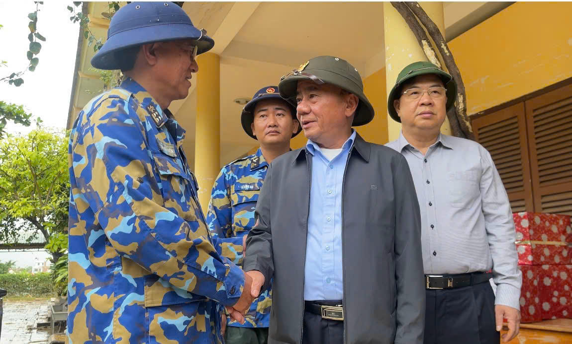 Đồng chí Trần Cẩm Tú – Thường trực Ban Bí thư – động viên lực lượng làm nhiệm vụ cứu hộ tại xã Diên Điền.