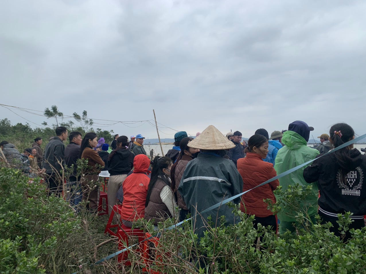 Nhiều người dân địa phương có mặt bên bờ sông Gianh khi lực lượng chức năng tìm kiếm nạn nhân mất tích.