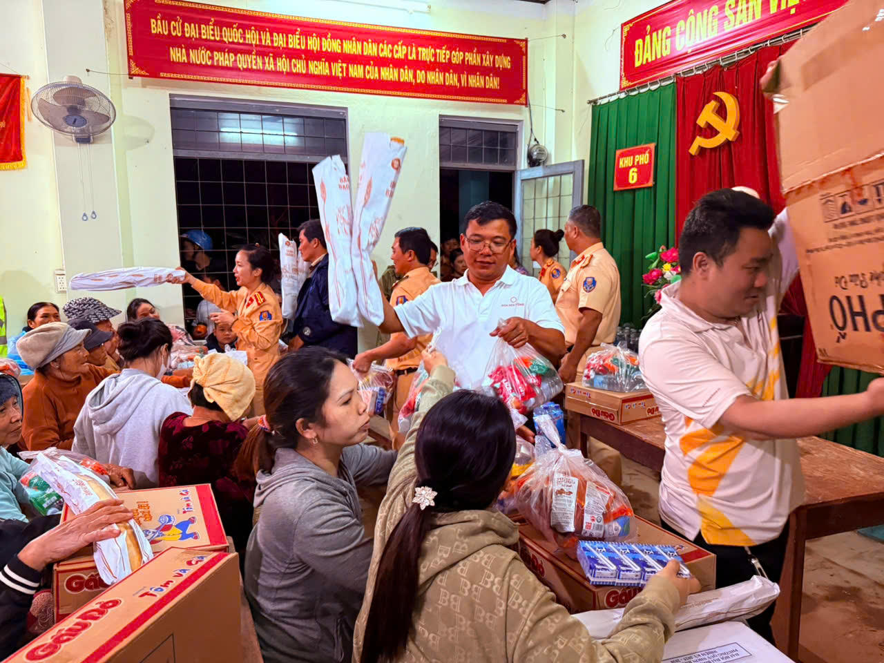 Nhân sự của Hoa Sen Home và Nhựa Hoa Sen cùng CSGT địa phương tại Gia Lai, đã trực tiếp chuyển từng phần quà đến tay người dân tại các khu vực tâm lũ.