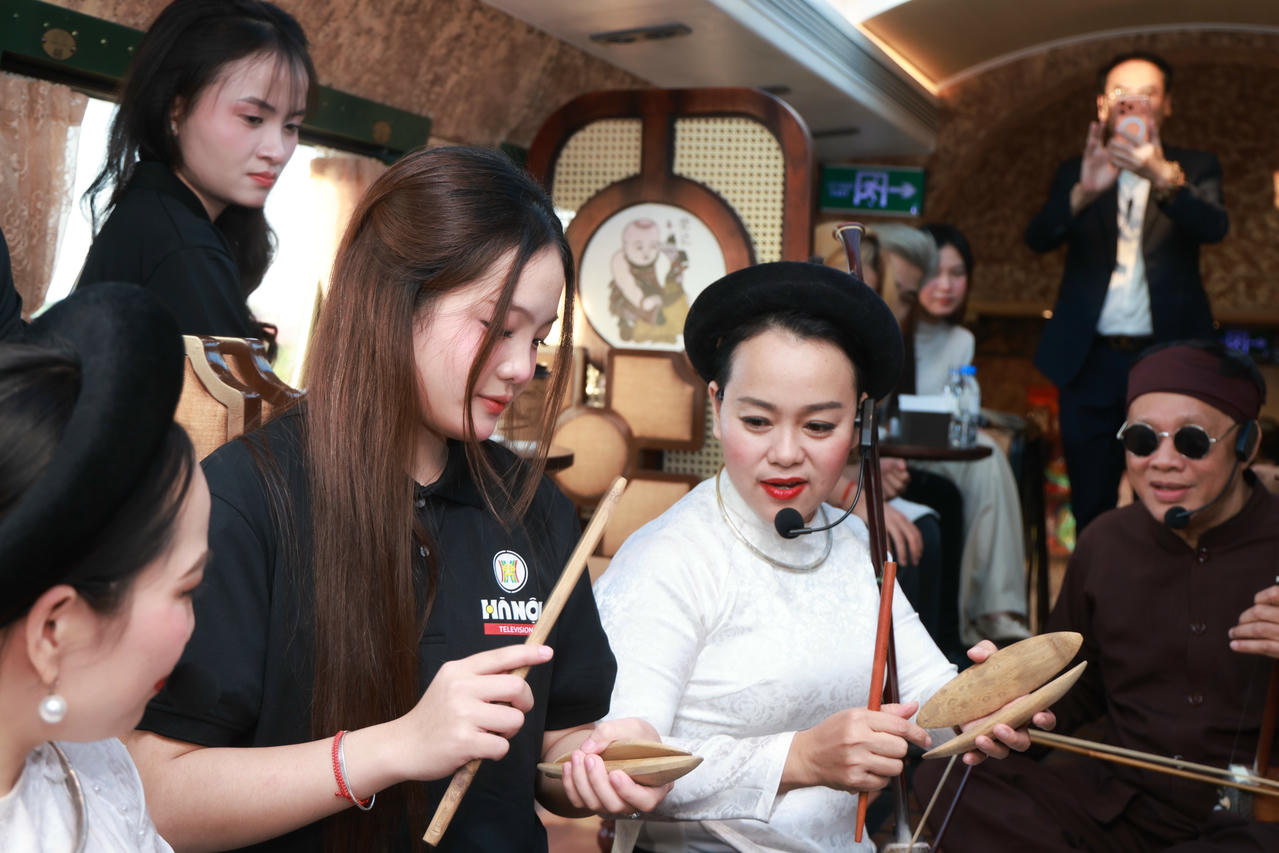 Thí sinh cuộc thi 'Tiếng hát Hà Nội năm 2025' trải nghiệm văn hóa dân tộc