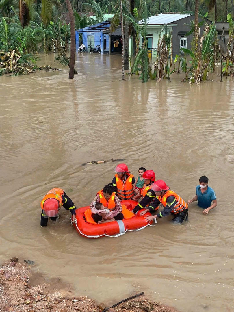 Công an các xã đồng bằng và ven biển đưa phụ nữ và trẻ em ra khỏi khu vực nguy hiểm vào sáng ngày 19/11. Ảnh: Bộ Công an