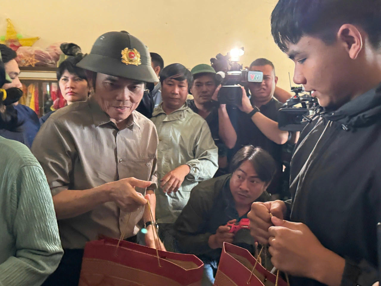 Ông Trần Lưu Quang (Bí thư Trung ương Đảng, Bí thư Thành ủy TP.HCM) thăm hỏi, động viên, trao quà cho một cụ bà tại xã Diên Điền.