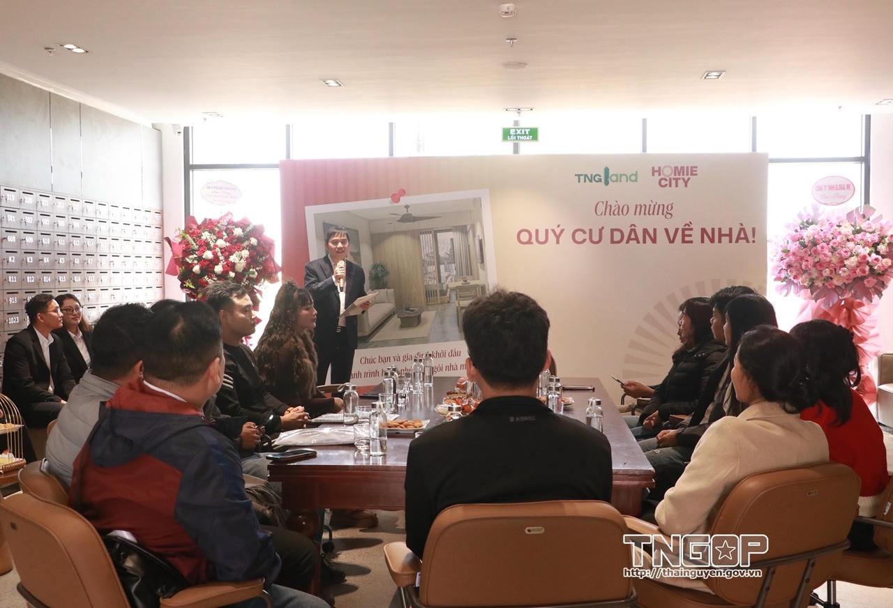 Quang cảnh chương trình bàn giao.