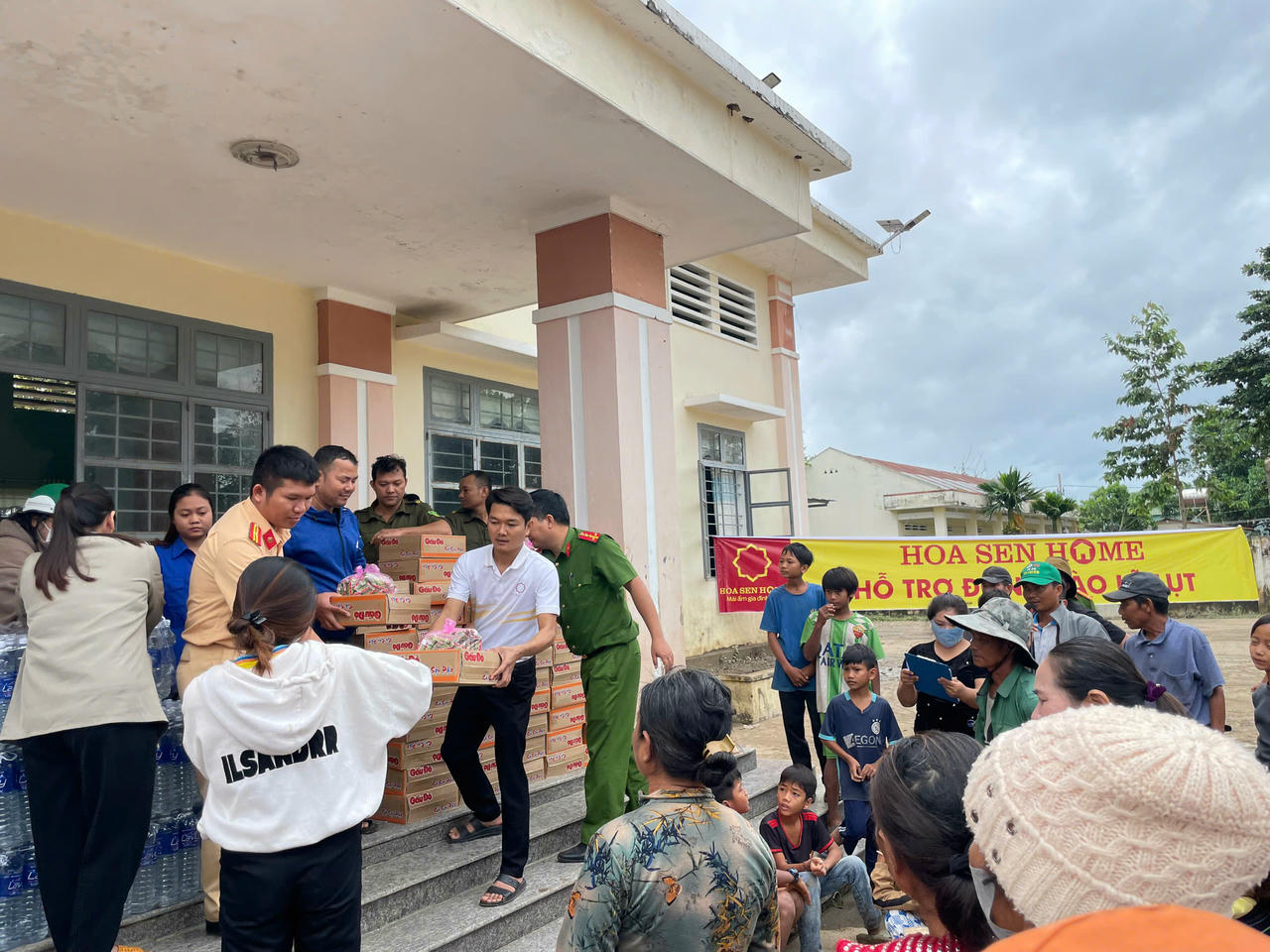 Những xe hàng cứu trợ của Hoa Sen Home và Nhựa Hoa Sen đến vùng lũ Khánh Hòa, Đắk Lắk và Gia Lai 